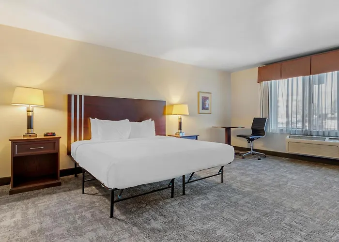 Seaport Inn & Suites